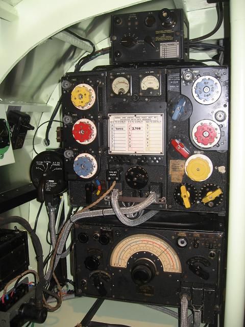 Bilden visar en typisk installation i en
Avro Lancaster wireless operators
place